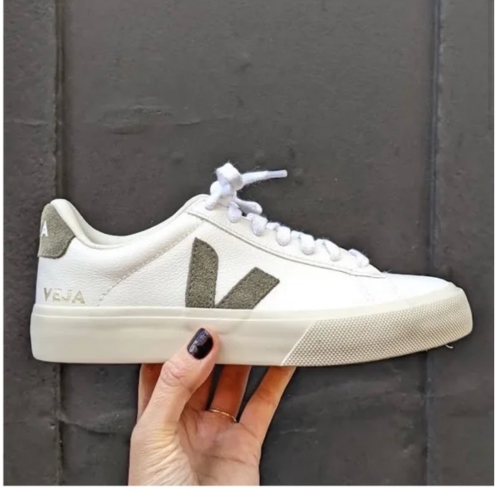Veja Campo Leather Sneaker in Extra White/Kaki Green sz 38EU/7US New in Box